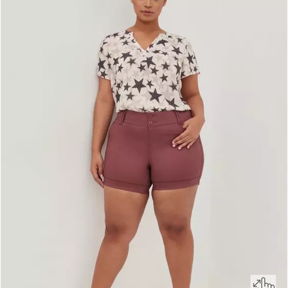 NWT Torrid 5 Inch Stretch Sateen Mid-Rise Shorts – Size 16